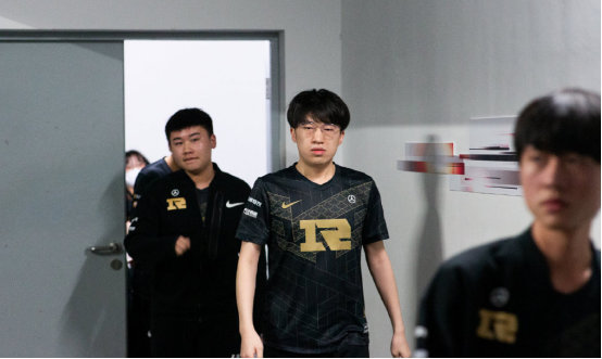 都能从容应 都能从容应